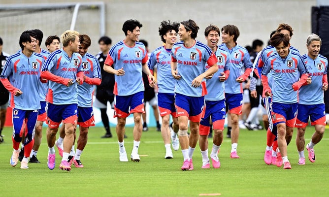 ランニングする日本代表の選手たち（１２日）＝飯島啓太撮影