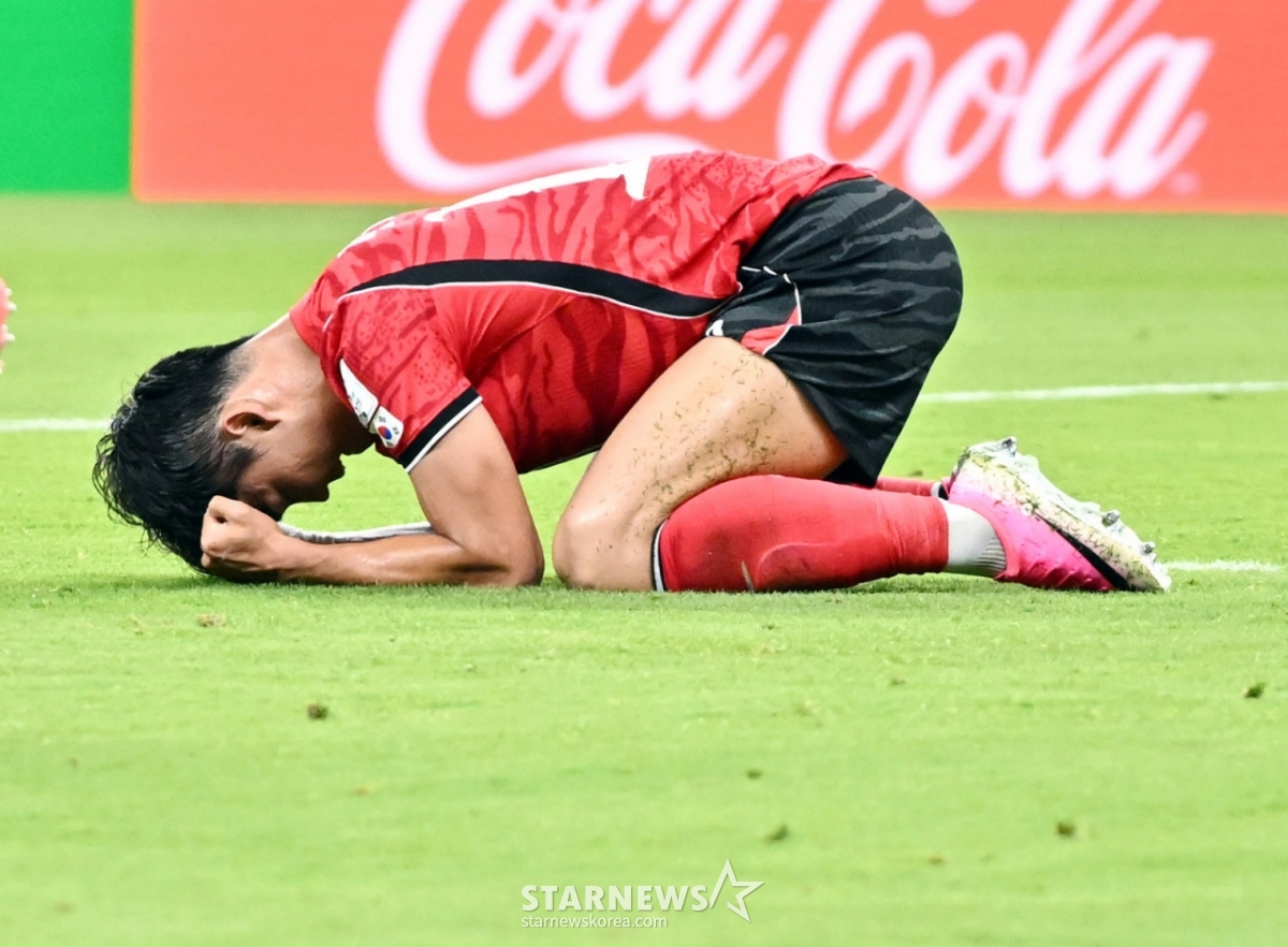 2026年北中米W杯A組予選の大韓民国対チェコ戦が12日（韓国時間）、メキシコ·グアダラハラのエスタディオ·アクロンで行われた。  逆転ゴールの主人公オ·ヒョンギュが試合終了のホイッスルが鳴ると感激している。 /写真=キム·ジンギョン待機者