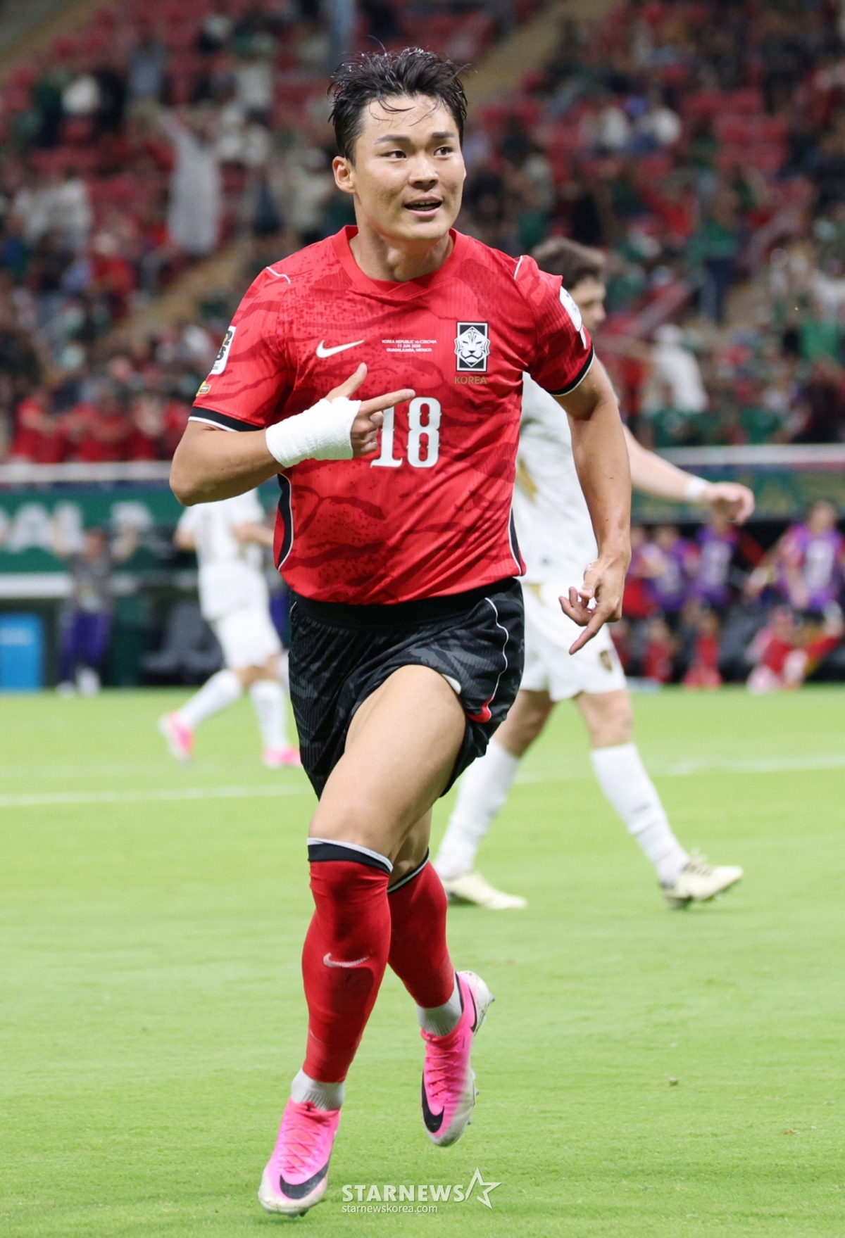 2026年北中米W杯A組予選の大韓民国対チェコ戦が12日（韓国時間）、メキシコ·グアダラハラのエスタディオ·アクロンで行われた。  オ·ヒョンギュが逆転ゴールを決めた後、歓呼している。 /写真=キム·ジンギョン待機者