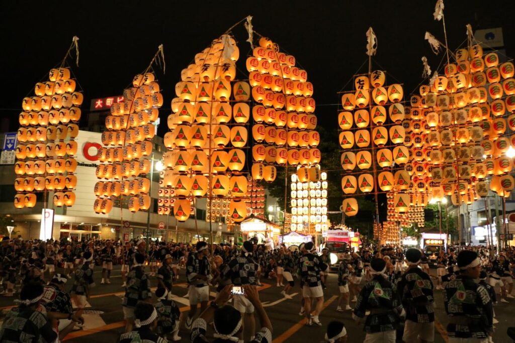 2026年秋田竿燈まつりは8/3開幕、伝統の灯りとデジタルアートが融合！ 初のドローンショー＆昼夜スケジュール徹底解説(有料席残席わずか) | 旅とおでかけ 鉄道チャンネル