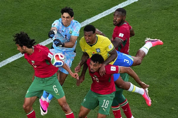モロッコのゴール前で競り合う両チームの選手たち＝ＡＰ