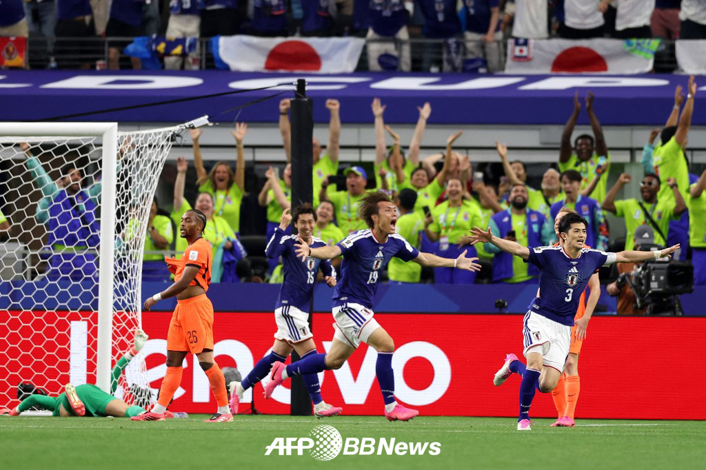 15日、米ダラス·スタジアムで行われたオランダとの2026 FIFA北中米ワールドカップ（W杯）1次リーグF組第1戦の後半終盤、劇的な同点ゴール後、喜んでいる日本代表チームの選手たち。 /AFPBBNews=ニュース1