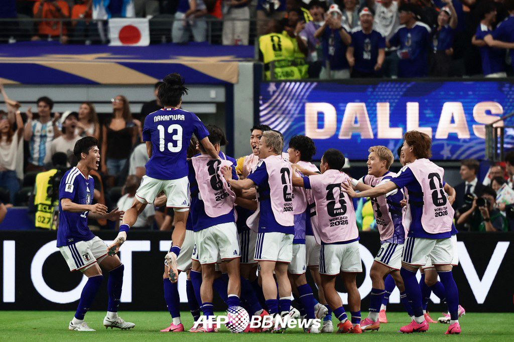15日、米ダラス·スタジアムで行われたオランダとの2026 FIFA北中米ワールドカップ（W杯）1次リーグF組第1戦の後半終盤、劇的な同点ゴール後、喜んでいる日本代表チームの選手たち。 /AFPBBNews=ニュース1