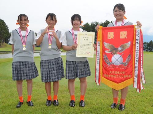 埼玉栄が2年ぶり栄冠 昨年の雪辱果たす 8月全国大会3連覇目指す – ゴルフ : 日刊スポーツ 2年ぶり優勝の埼玉栄。左から小林令奈、張錦笑、中村優里、熱海ひまり