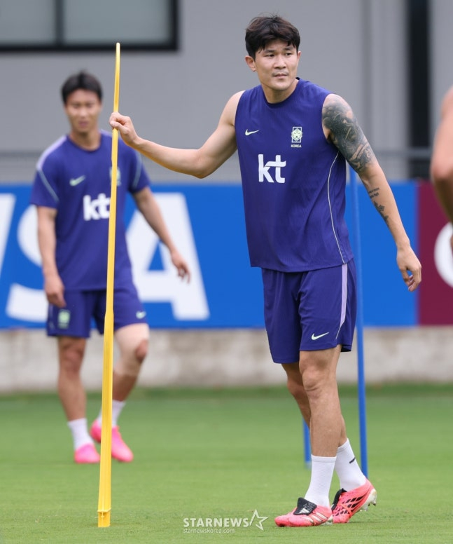 サッカーの大韓民国代表チームが20·26北中米ワールドカップ（W杯）を控え、8日、メキシコ·グアダラハラのチバス·ベルデ·バジェで練習を行った。  金ミンジェがパッシングパターンのトレーニングをしている。 /写真=キム·ジンギョン待機者。