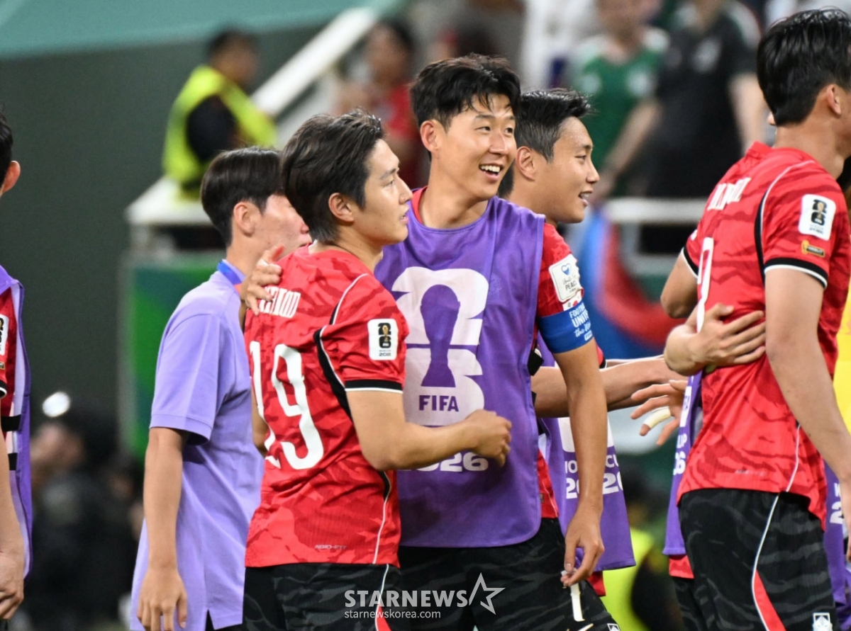 2026年北中米W杯A組予選の大韓民国対チェコ戦が12日（韓国時間）、メキシコ·グアダラハラのエスタディオ·アクロンで行われた。  孫興民がチェコに2-1で極低の逆転勝利を収めると、李カンインと喜んでいる。 /写真=キム·ジンギョン待機者