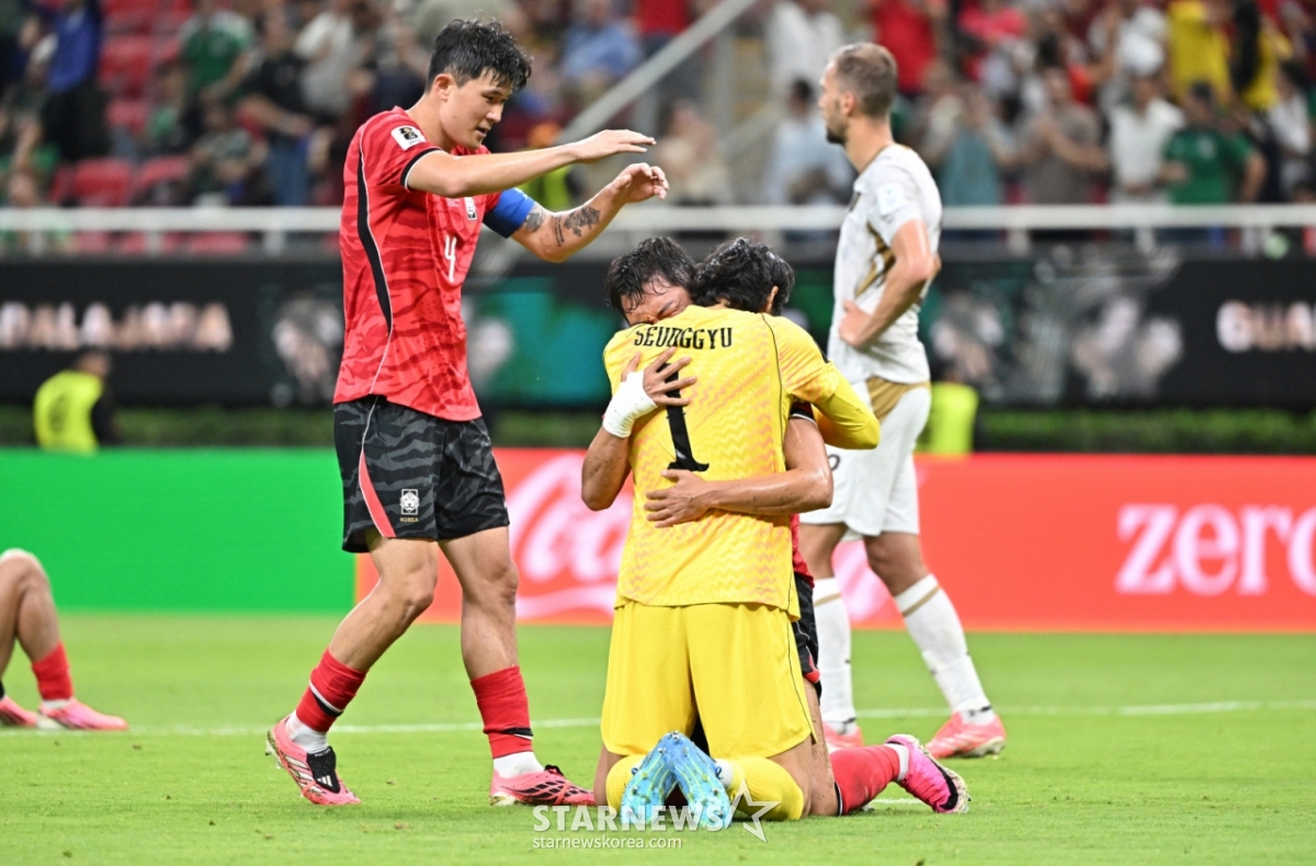 2026年北中米W杯A組予選の大韓民国対チェコ戦が12日（韓国時間）、メキシコ·グアダラハラのエスタディオ·アクロンで行われた。  逆転ゴールの主人公オ·ヒョンギュが終了ホイッスルが鳴るとキム·スンギュと抱擁しながら感激している。 /写真=キム·ジンギョン待機者