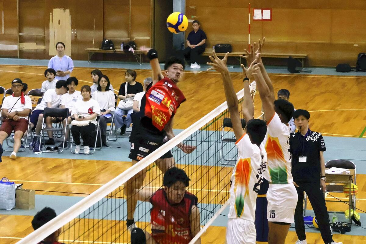 生徒らの前で迫力あるプレーを見せた選手たち（京都府舞鶴市で）