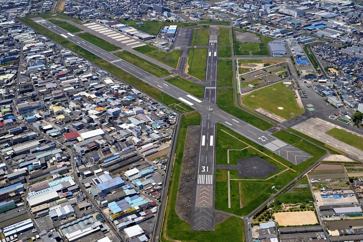Ｘ字形に交差する２本の滑走路を備える八尾空港。周辺は町工場が多い（大阪府八尾市で、本社ヘリから）＝河村道浩撮影
