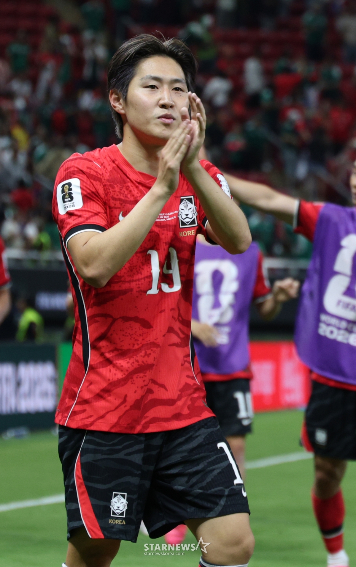 2026年北中米W杯A組予選の大韓民国対チェコ戦が12日（韓国時間）、メキシコ·グアダラハラのエスタディオ·アクロンで行われた。  李カンインをはじめとする太極戦士らがチェコに2-1で勝利した後、グラウンドを回りながら応援団とコミュニケーションを取っている。 /写真=キム·ジンギョン待機者