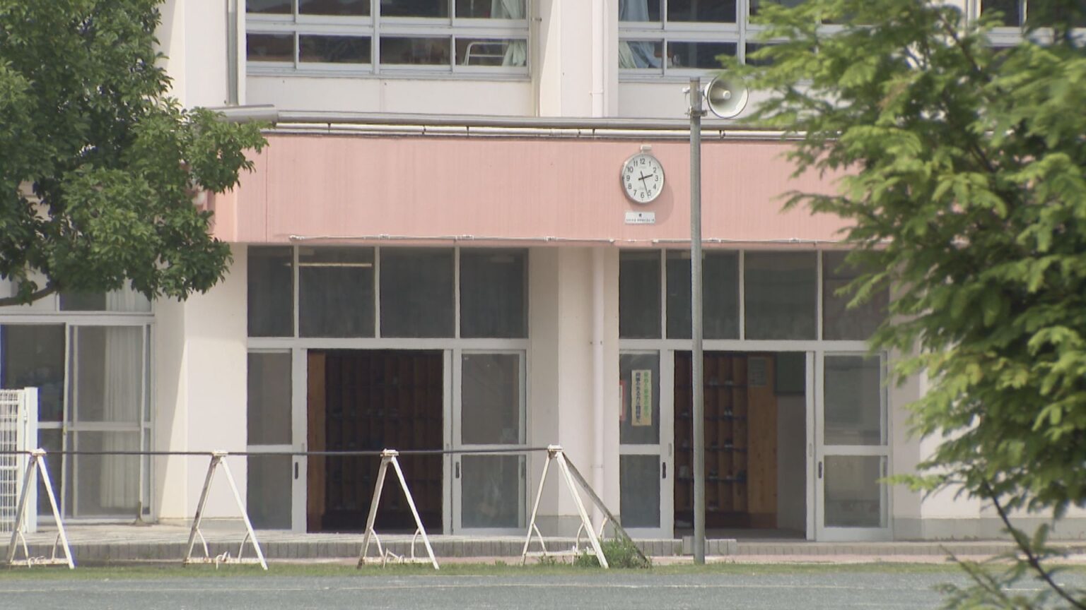 給食費 3年にわたり約1790万円着服 小学校の40代事務職員 現金抜き取り…銀行口座からも引き落とす 「管理体制不十分だった」 愛知・西尾市(CBCテレビ) 給食費 3年にわたり約1790万円着服 小学校の40代事務職員 現金抜き取り…銀行口座からも引き落とす 「管理体制不十分だった」 愛知・西尾市(CBCテレビ)