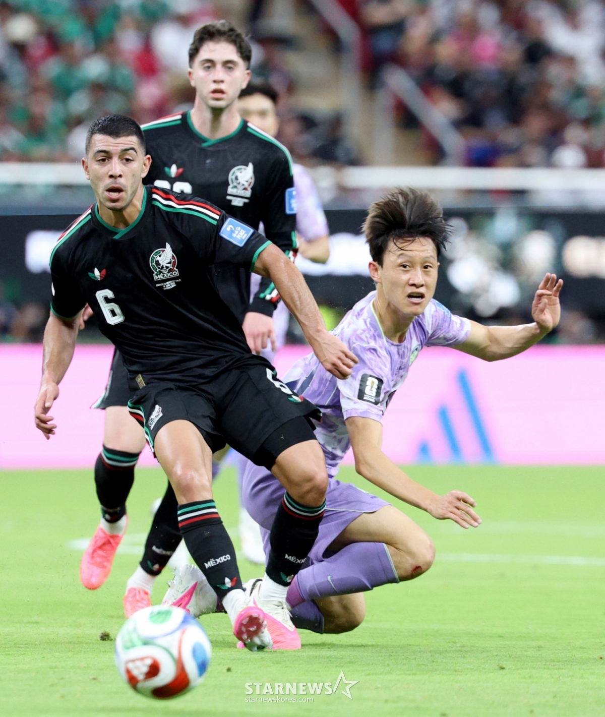 2026年北中米W杯A組予選の対メキシコ戦が19日（韓国時間）、メキシコ·グアダラハラのエスタディオ·アクロンで行われた。李ジェソンを前方にボールを突き刺している。 /写真=キム·ジンギョン待機者