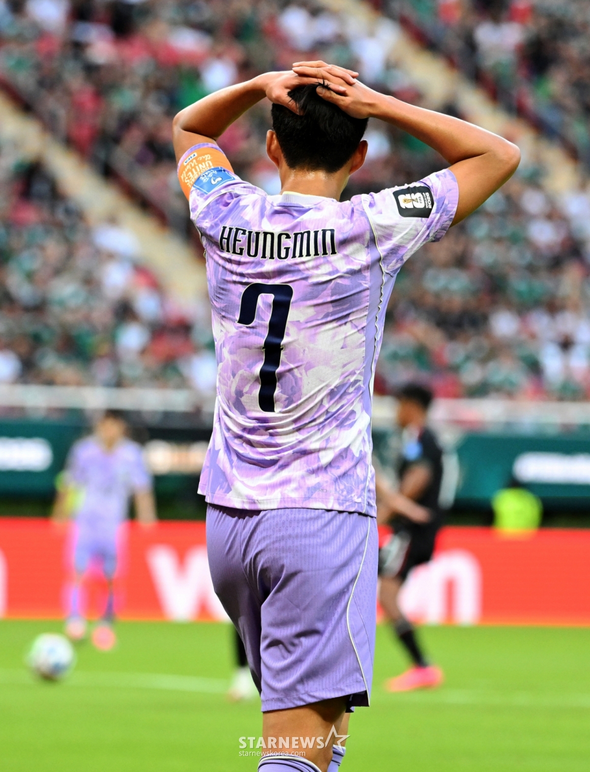 2026年北中米W杯A組予選の対メキシコ戦が19日（韓国時間）、メキシコ·グアダラハラのエスタディオ·アクロンで行われた。 残念がるソン·フンミン。 /写真=キム·ジンギョン待機者