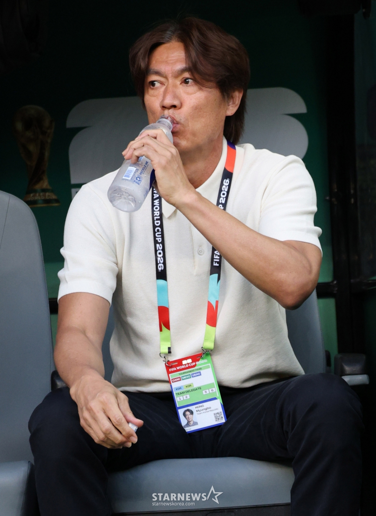 2026年北中米W杯A組予選の対メキシコ戦が19日（韓国時間）、メキシコ·グアダラハラのエスタディオ·アクロンで行われた。 洪明甫（ホン·ミョンボ）監督が喉の渇きを癒している。 /写真=キム·ジンギョン待機者