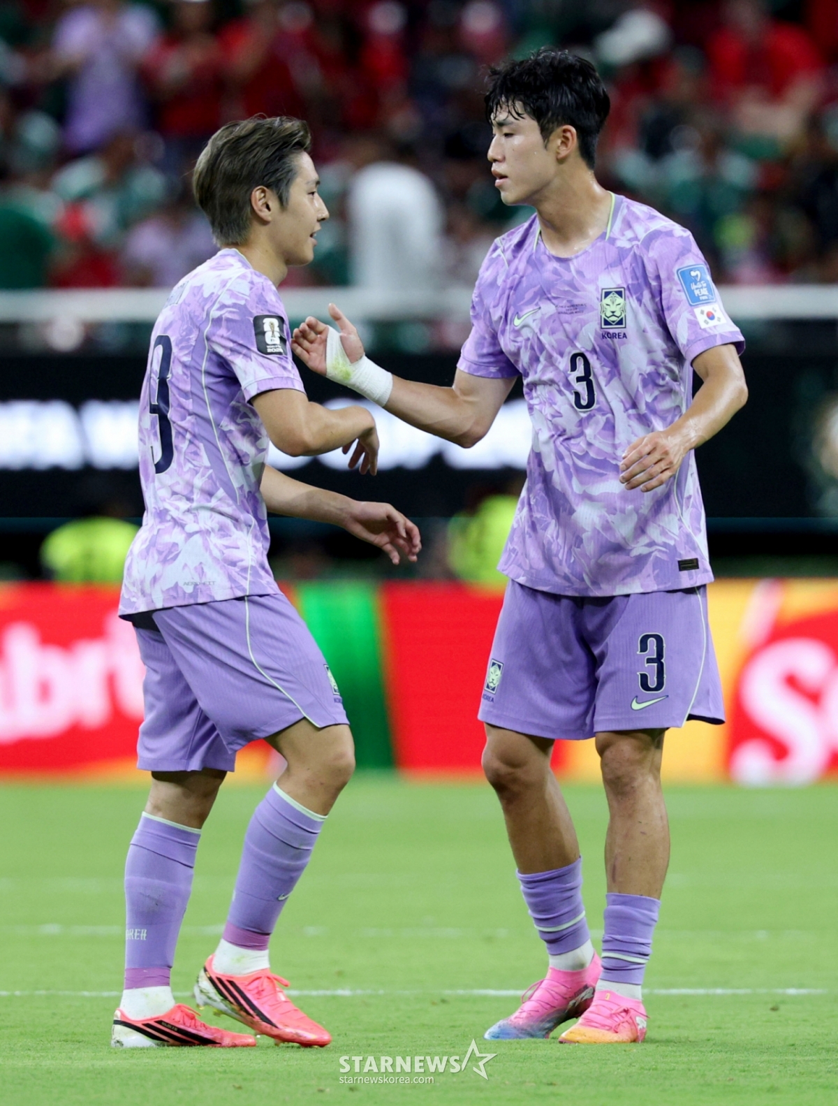2026年北中米W杯A組予選の対メキシコ戦が19日（韓国時間）、メキシコ·グアダラハラのエスタディオ·アクロンで行われた。イ·ガンインがイ·ガヒョクと話を交わしている。 2026.06.19./写真=キム·ジンギョン 待機者