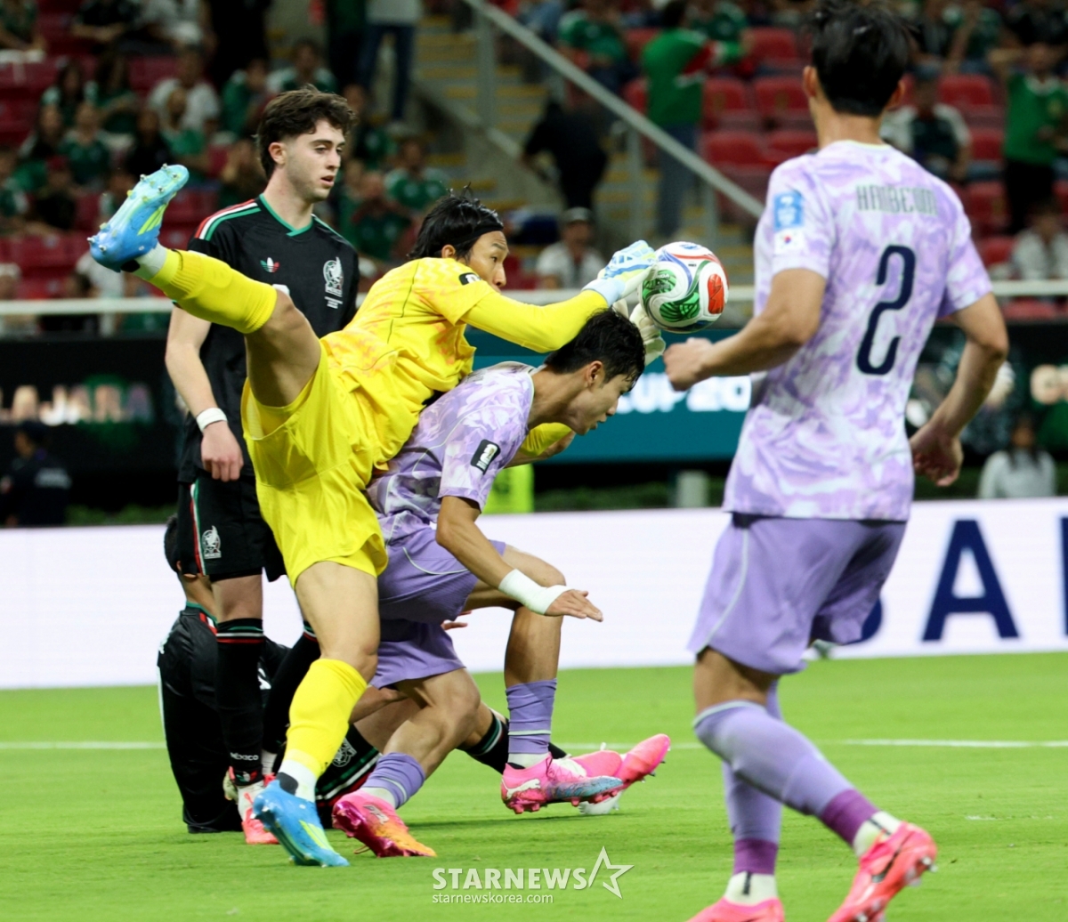 2026年北中米W杯A組予選の対メキシコ戦が19日（韓国時間）、メキシコ·グアダラハラのエスタディオ·アクロンで行われた。  キム·スンギュが後半にシュートを決める ディフェンダーのイ·ガヒョクがぶつかってボールを逃している。 メキシコのロモが流れるボールを決勝ゴールに成功させた。  2026.06.19./写真=キム·ジンギョン 待機者