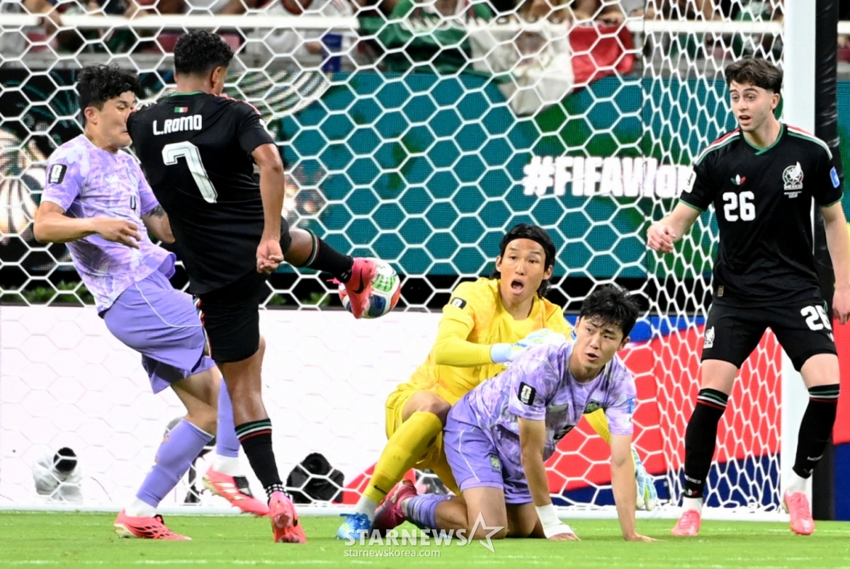 2026年北中米W杯A組予選の対メキシコ戦が19日（韓国時間）、メキシコ·グアダラハラのエスタディオ·アクロンで行われた。  キム·スンギュが後半にシュートを決める ディフェンダーのイ·ガヒョクがぶつかってボールを逃している。 メキシコのロモが流れるボールを決勝ゴールに成功させた。  2026.06.19./写真=キム·ジンギョン 待機者