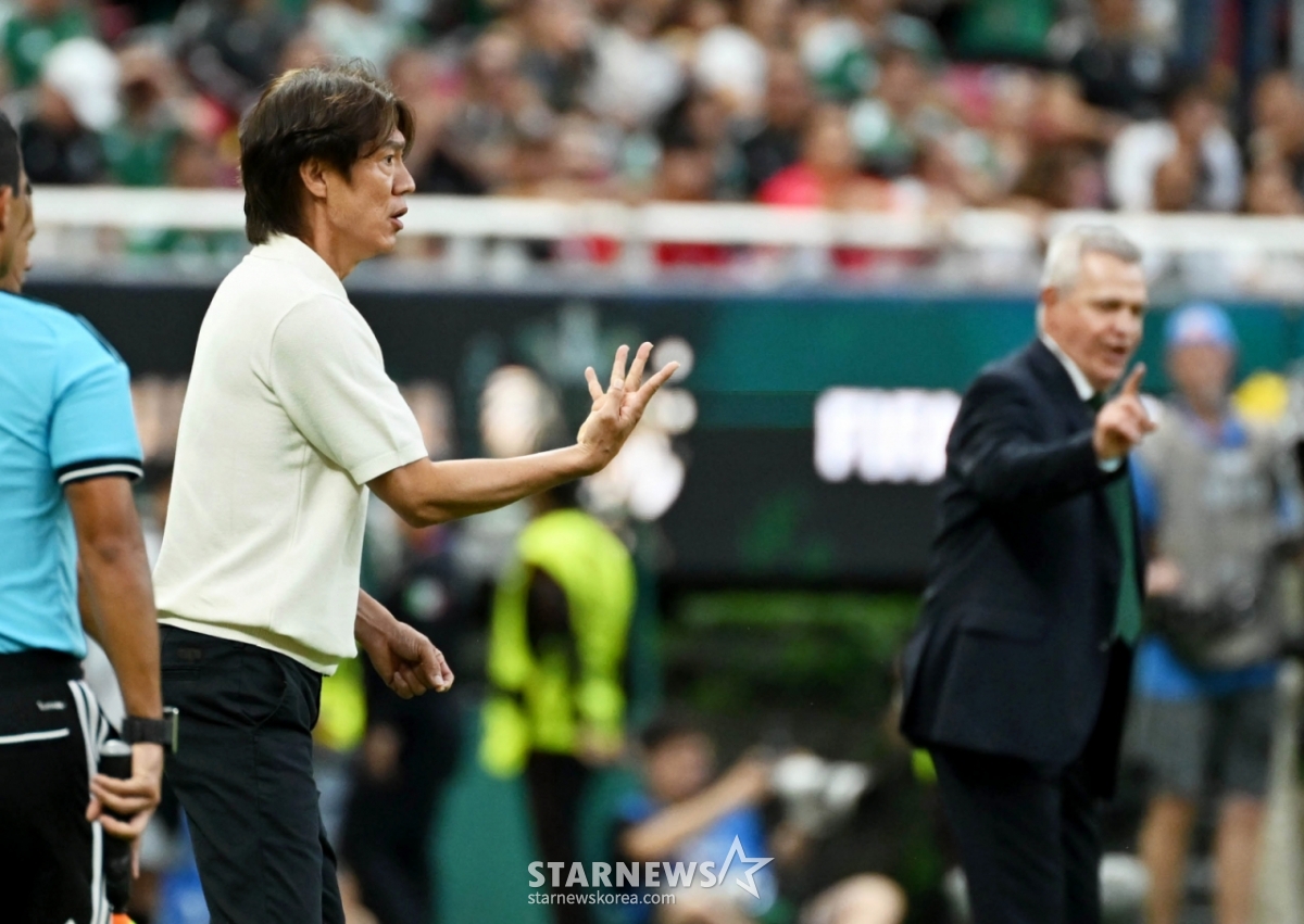 2026年北中米W杯A組予選の対メキシコ戦が19日（韓国時間）、メキシコ·グアダラハラのエスタディオ·アクロンで行われた。洪明甫（ホン·ミョンボ）監督が選手たちを励ましている。 2026.06.19./写真=キム·ジンギョン 待機者