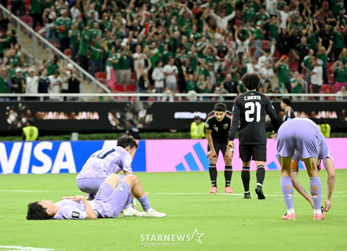 頭を下げた李カンイン2026北中米W杯A組予選の対メキシコ戦が19日（韓国時間）、メキシコ·グアダラハラのエスタディオ·アクロンで行われた。  ソン·フンミン、イ·ガンイン、ファン·インボムと後半交替投入されたファン·ヒチャンなど選手たちが0-1で敗れたメキシコ戦を終えている。 /写真=キム·ジンギョン待機者
