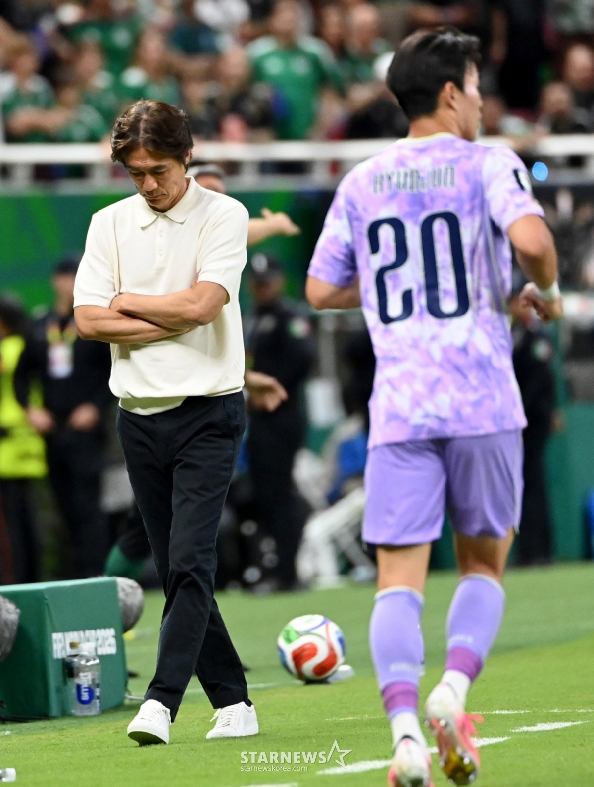 2026年北中米W杯A組予選の対メキシコ戦が19日（韓国時間）、メキシコ·グアダラハラのエスタディオ·アクロンで行われた。後半終了のホイッスルが鳴った瞬間、金昇圭（キム·スンギュ）ら選手たちの悔しさが大きくなる。 /写真=キム·ジンギョン待機者