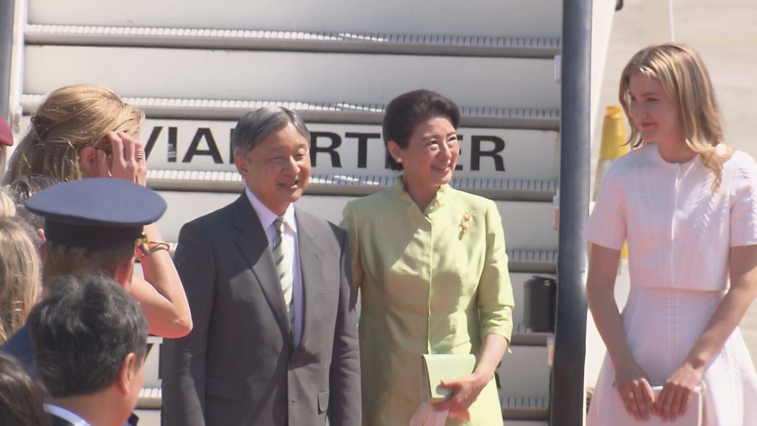 【速報】天皇皇后両陛下 ベルギーに到着 皇太子エリザベート王女が笑顔で出迎え 戦闘機F16が並走飛行のエスコートも(TBS NEWS DIG Powered by JNN) 【速報】天皇皇后両陛下 ベルギーに到着 皇太子エリザベート王女が笑顔で出迎え 戦闘機F16が並走飛行のエスコートも(TBS NEWS DIG Powered by JNN)