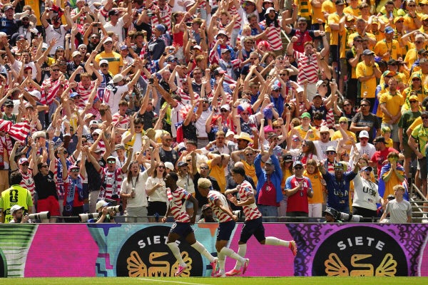 先制し、喜ぶ米国の選手たち＝ＡＰ