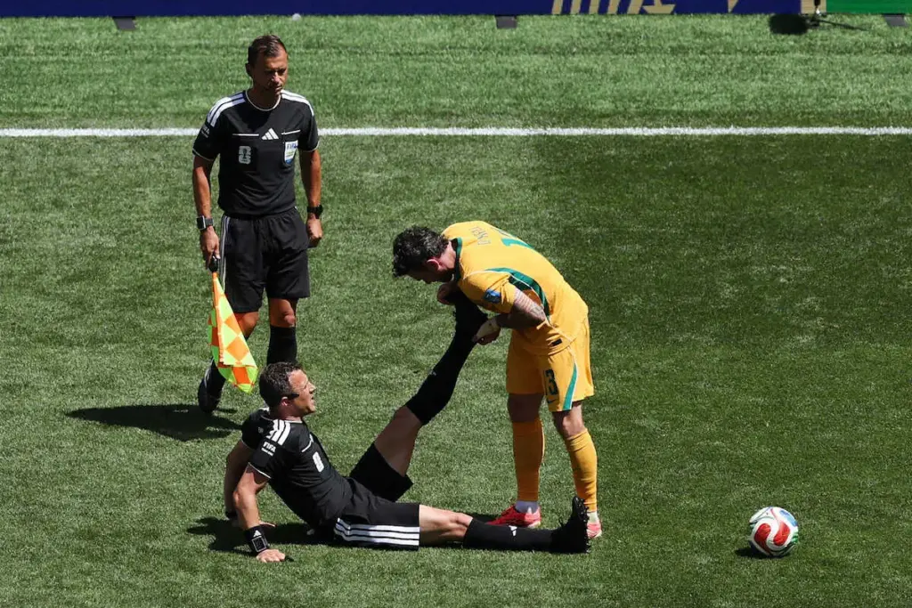 【W杯】珍事!米国―豪州戦で試合中断 主審が足をつるハプニング発生 選手の介抱で復活も場内騒然 – スポニチ Sponichi Annex サッカー 【W杯】珍事!米国―豪州戦で試合中断 主審が足をつるハプニング発生 選手の介抱で復活も場内騒然 - スポニチ Sponichi Annex サッカー