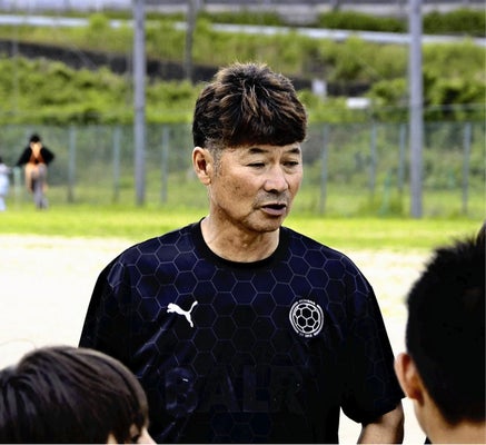 ＦＣ中瀬で小学生を指導する理さん（１７日、三重県伊賀市で）