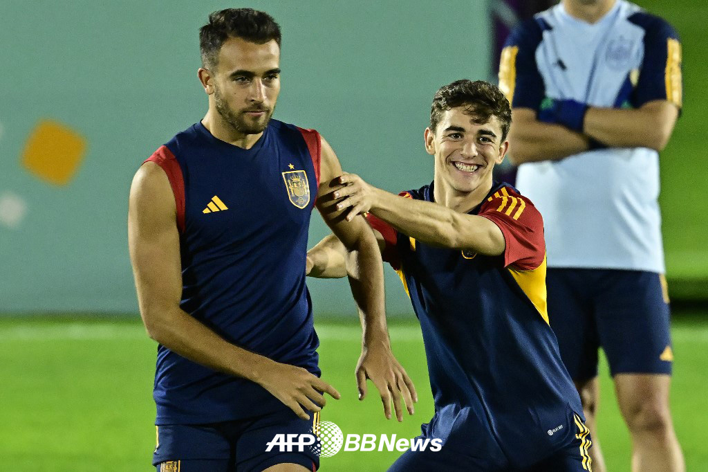 スペインサッカー代表チームの練習中のエリック·ガルシア（左）。 /AFPBBNews=ニュース1