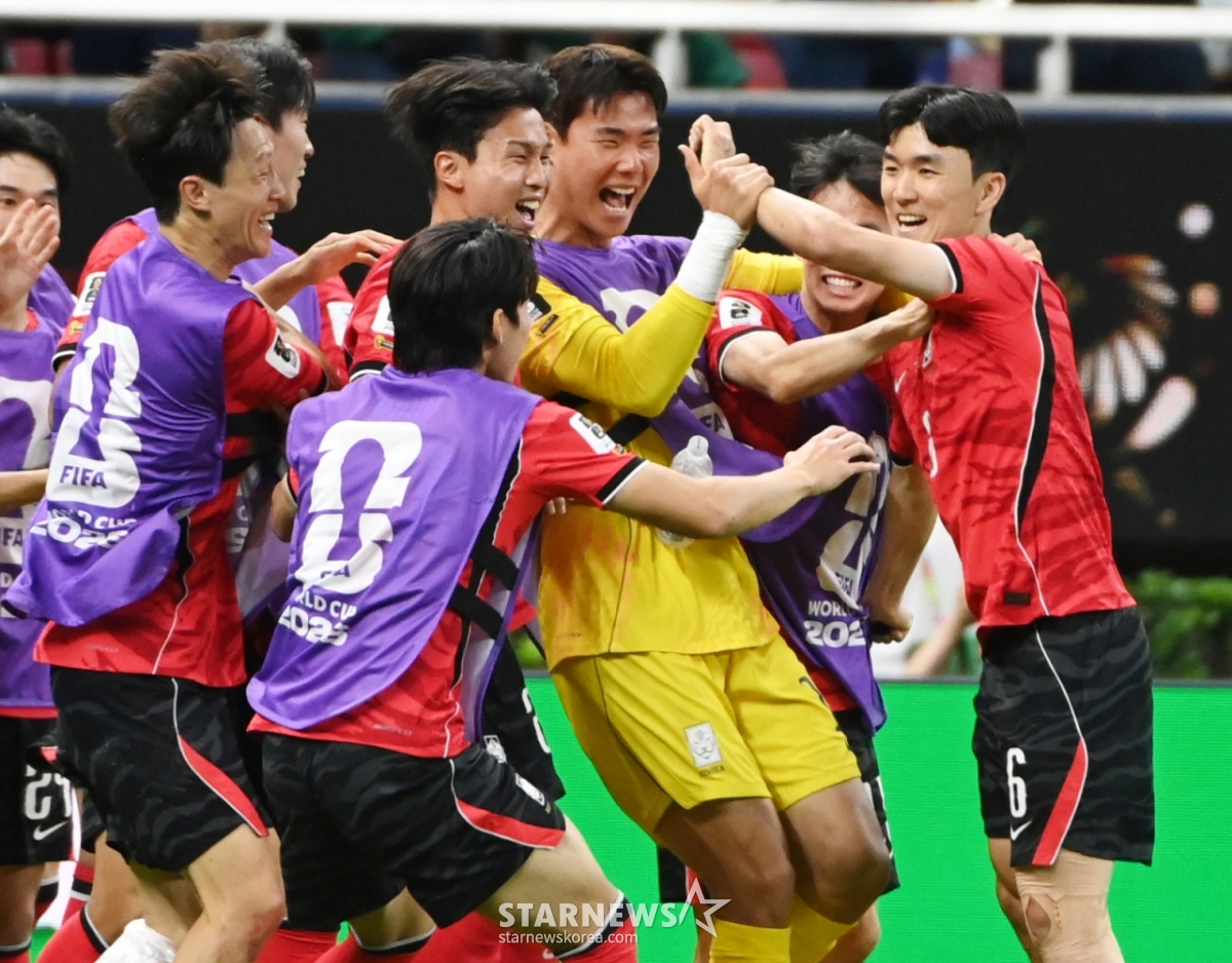 2026年北中米W杯A組予選の大韓民国対チェコ戦が12日（韓国時間）、メキシコ·グアダラハラのエスタディオ·アクロンで行われた。  ファン·インボムが同点ゴールを決めた後、同僚たちと喜んでいる。 /写真=キム·ジンギョン待機者
