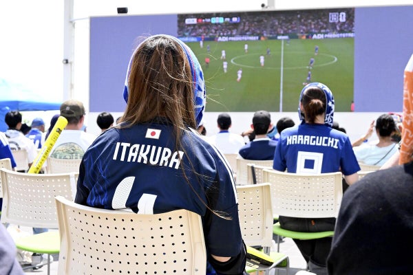 日本代表のユニホームを着て試合を見守るサポーターら（和歌山市で）