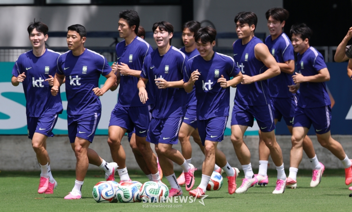 2026年北中米ワールドカップ（W杯）に出場した大韓民国サッカー国家代表チームが19日、メキシコ·グアダラハラのチバス·ベルデ·バジェで回復訓練を行った。  ファン·ヒチャンをはじめとする選手たちがランニングトレーニングをしている。 /写真=キム·ジンギョン待機者