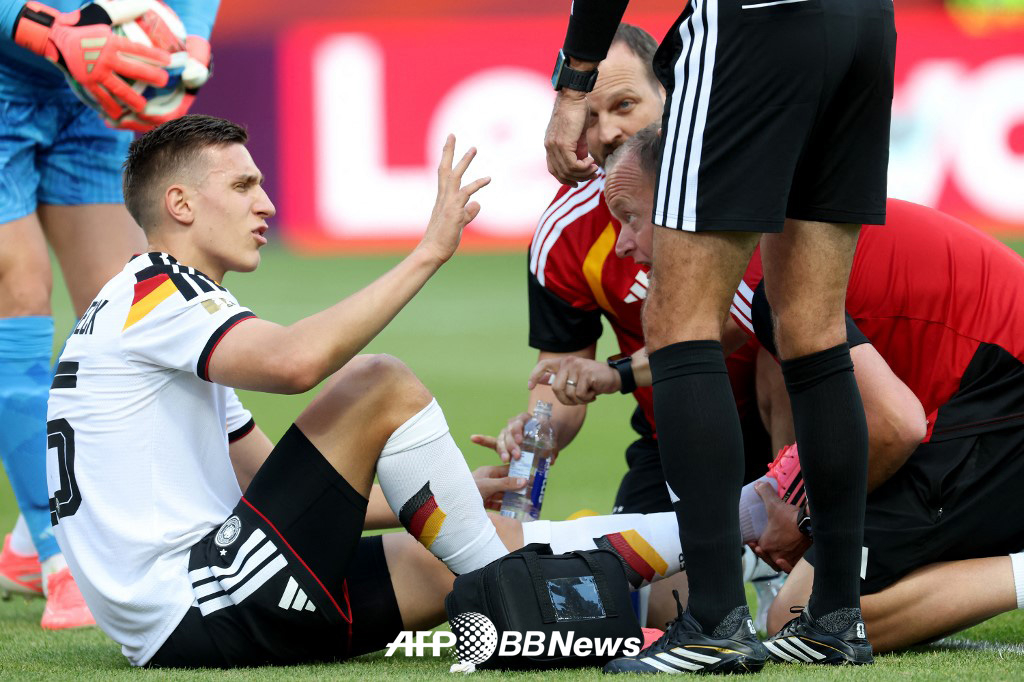 ドイツサッカー代表チームのセンターバックニコ·シュロッターベックが21日、カナダのトロントスタジアムで行われたコートジボワールとの2026 FIFA北中米ワールドカップグループリーグE組第2戦で負傷で倒れ、治療を受けている。 /AFPBBNews=ニュース1