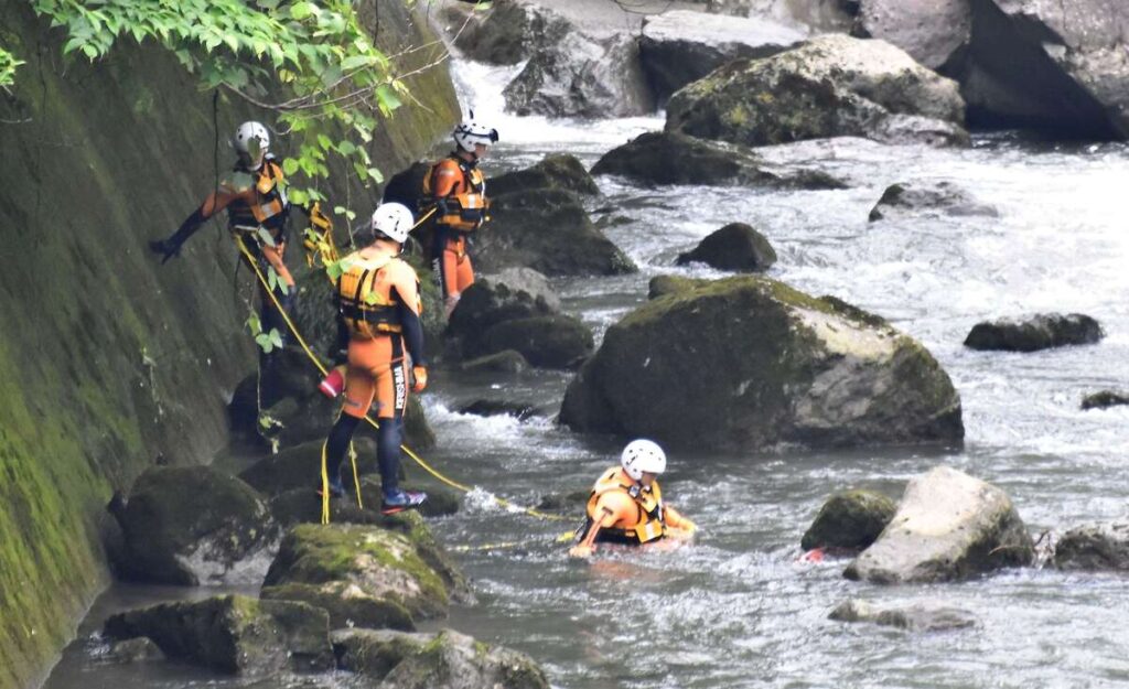 霧島温泉施設で5歳児が行方不明 浴室の窓から緑地帯抜けて転落か…そばの嘉例川周辺を捜索 鹿児島 - 南日本新聞
