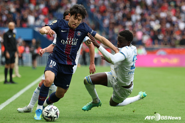 試合に集中する李カンイン（左）。 /AFPBBNews=ニュース1