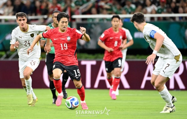 2026年北中米W杯A組予選の大韓民国対チェコ戦が12日（韓国時間）、メキシコ·グアダラハラのエスタディオ·アクロンで行われた。  李カンインがチェコの守備陣の間を突破して中央突破をしている。 /写真=キム·ジンギョン待機者。
