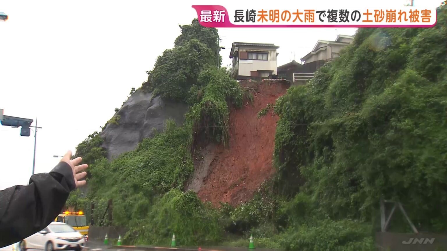 長崎県 未明の大雨で国道脇の“のり面”高さ20m・幅10mにわたり崩れる　一時レベル4土砂災害危険警報も【警報級大雨に厳重警戒】（TBS NEWS DIG Powered by JNN）