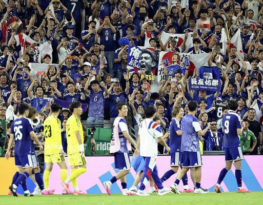 チュニジアに快勝した日本代表の選手をたたえるサポーターたち（２０日、メキシコ・モンテレイ近郊で）＝吉野拓也撮影