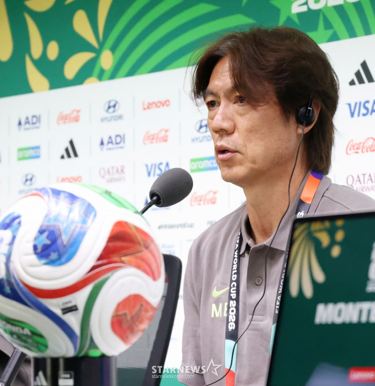 洪明甫（ホン·ミョンボ）国家代表チーム監督が試合前の記者会見で取材陣の質問に答えている。 /写真=キム·ジンギョン待機者