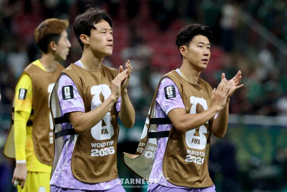 2026年北中米W杯A組予選の対メキシコ戦が19日（韓国時間）、メキシコ·グアダラハラのエスタディオ·アクロンで行われた。孫興民と李ジェソンが試合を終えている。 /写真=キム·ジンギョン待機者