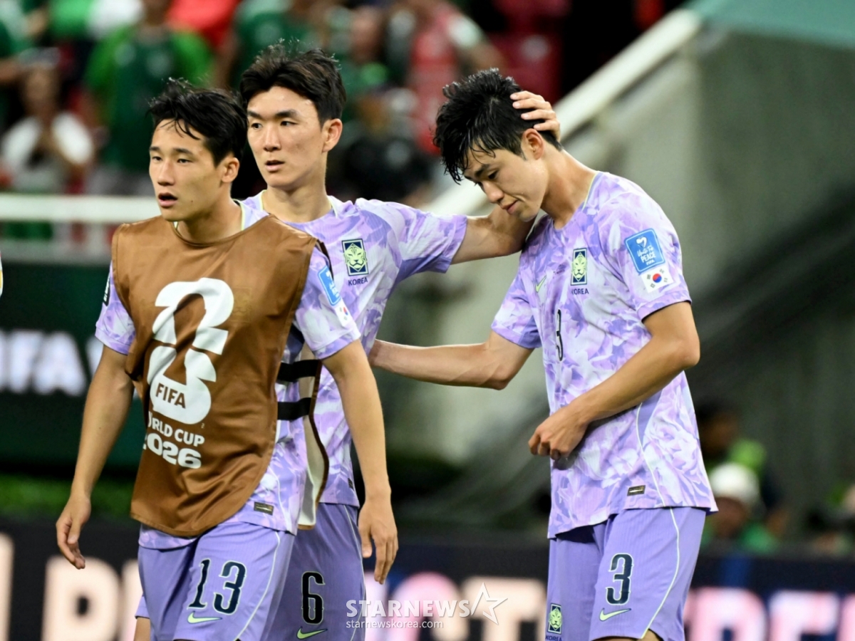 2026年北中米W杯A組予選の対メキシコ戦が19日（韓国時間）、メキシコ·グアダラハラのエスタディオ·アクロンで行われた。ファン·インボムが守備手のイ·ギヒョクを慰めている。 /写真=キム·ジンギョン待機者