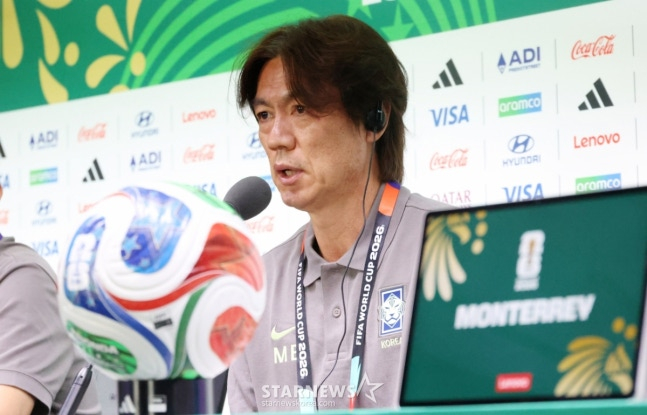2026年北中米ワールドカップ（W杯）に出場した大韓民国サッカー代表チームが、南アフリカ戦を翌日に控えた23日、メキシコ·モンテレイのエスタディオBBVAで公式記者会見を行った。  洪明甫（ホン·ミョンボ）監督が記者たちの質問に答えている。 /写真=キム·ジンギョン待機者。