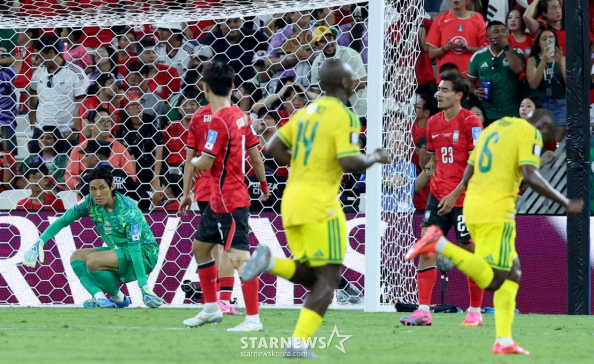 2026年北中米ワールドカップ（W杯）A組3次予選の韓国対南アフリカ共和国戦が25日（韓国時間）、メキシコ·モンテレイのエスタディオBBVAで行われた。後半戦、南アフリカ共和国のマセコが先制ゴールを決めた。  残念がる金昇圭（キム·スンギュ）と太極（テグク）戦士たち。 2026.06.24./写真=キム·ジンギョン kim.jinkyung@