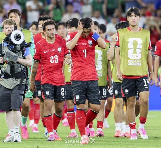 サッカー代表チームの選手たちが25日（韓国時間）、南ア共に0-1で敗れた後、グラウンドを歩いている。 /写真=キム·ジンギョン待機者
