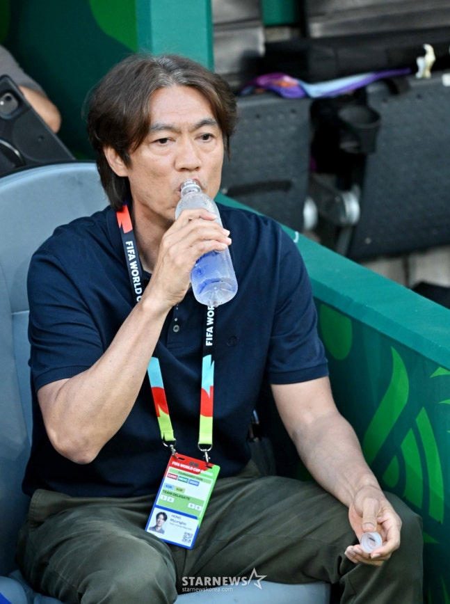 洪明甫（ホン·ミョンボ）代表チーム監督が南アフリカとの試合で水を飲んでいる。 /写真=キム·ジンギョン待機者