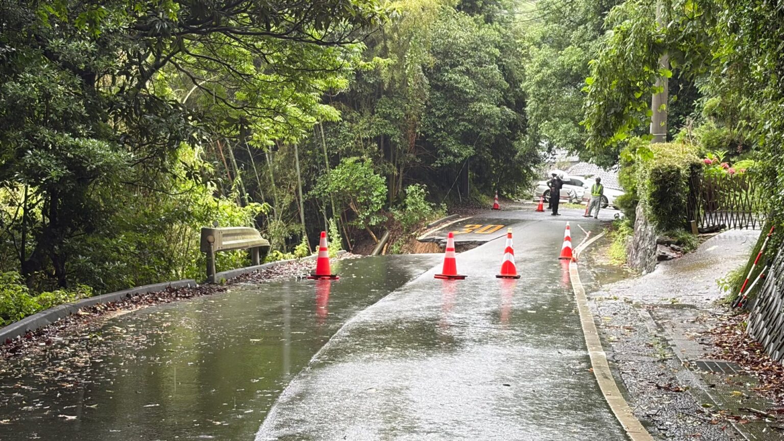 大雨で道路崩落 全面通行止め【佐世保市庵浦町 県道俵ヶ浦日野線】（NBC長崎放送） - Yahoo!ニュース