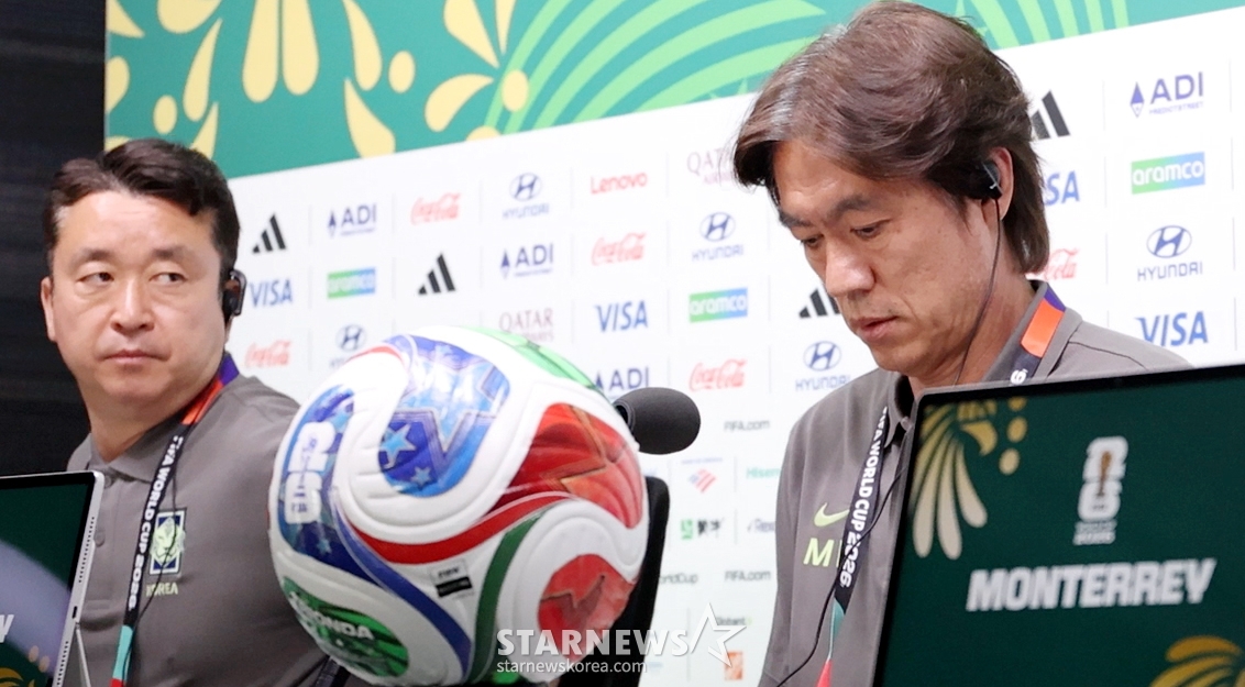 2026年北中米ワールドカップ（W杯）に出場した大韓民国サッカー代表チームが、南アフリカ戦を翌日に控えた23日、メキシコ·モンテレイのエスタディオBBVAで公式記者会見を行った。  洪明甫（ホン·ミョンボ）監督が記者たちの質問に耳を傾けている /写真=キム·ジンギョン kim.jinkyung@
