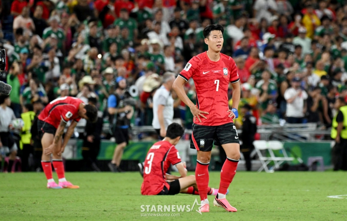 2026年北中米ワールドカップ（W杯）A組3次予選の韓国対南アフリカ共和国戦が25日（韓国時間）、メキシコ·モンテレイのエスタディオBBVAで行われた。  後半戦で先制ゴールを許し、南ア共に0-1で敗れ、組3位に止まった代表チーム、太極戦士たちの残念さが大きい。  2026.06.24./写真=キム·ジンギョン kim.jinkyung@