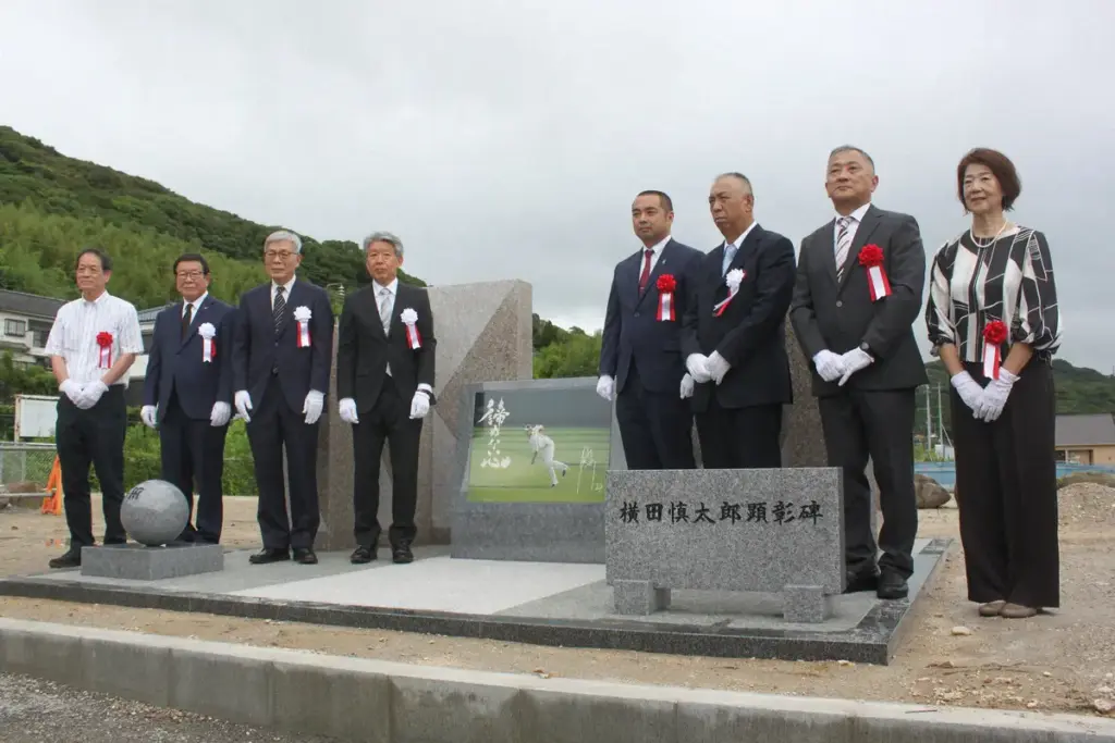 元阪神・横田慎太郎さんの顕彰碑が地元・鹿児島に建立「素晴らしいものを…びっくり」両親も感無量 - スポニチ Sponichi Annex 野球
