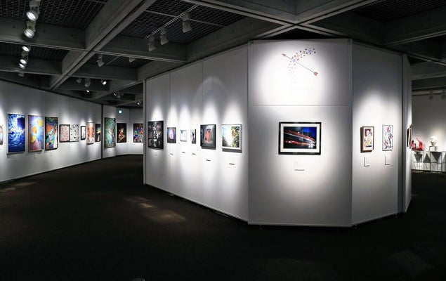 過去の受賞作品を集めた展覧会の様子（大阪芸術大提供）